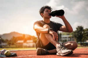 sportif consomme boisson fluide hyper protéinée